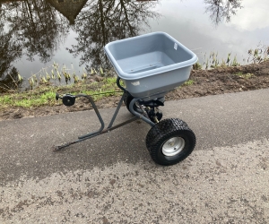 Gebruikte kunstmest-/zoutstrooier 