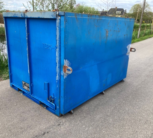 Gebruikte stalen bak met klep 